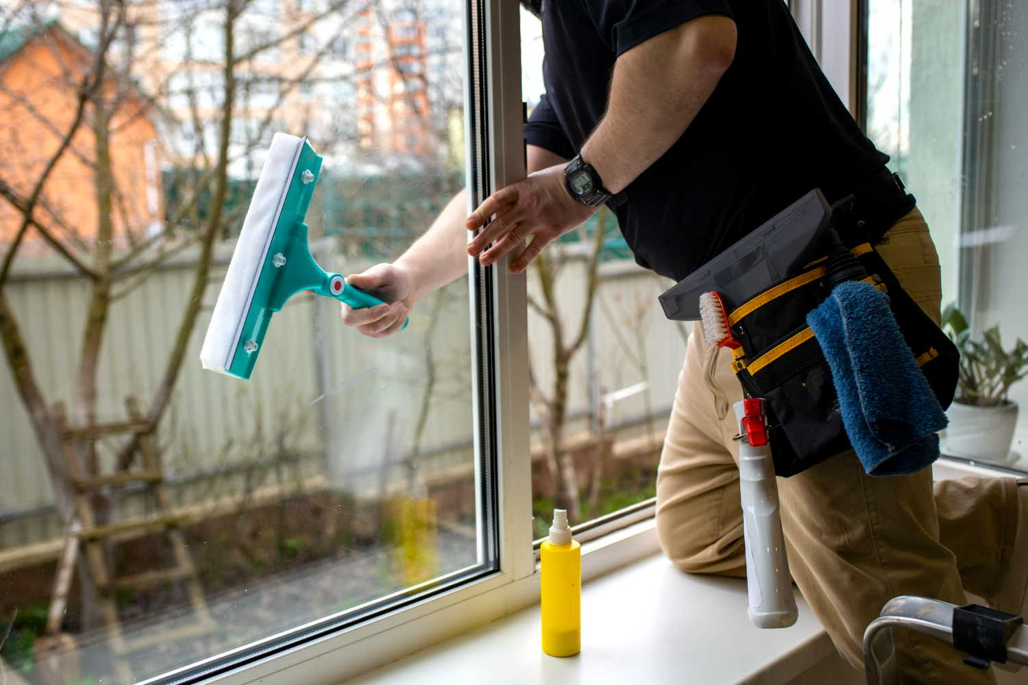 man-doing-professional-home-cleaning-service (5)